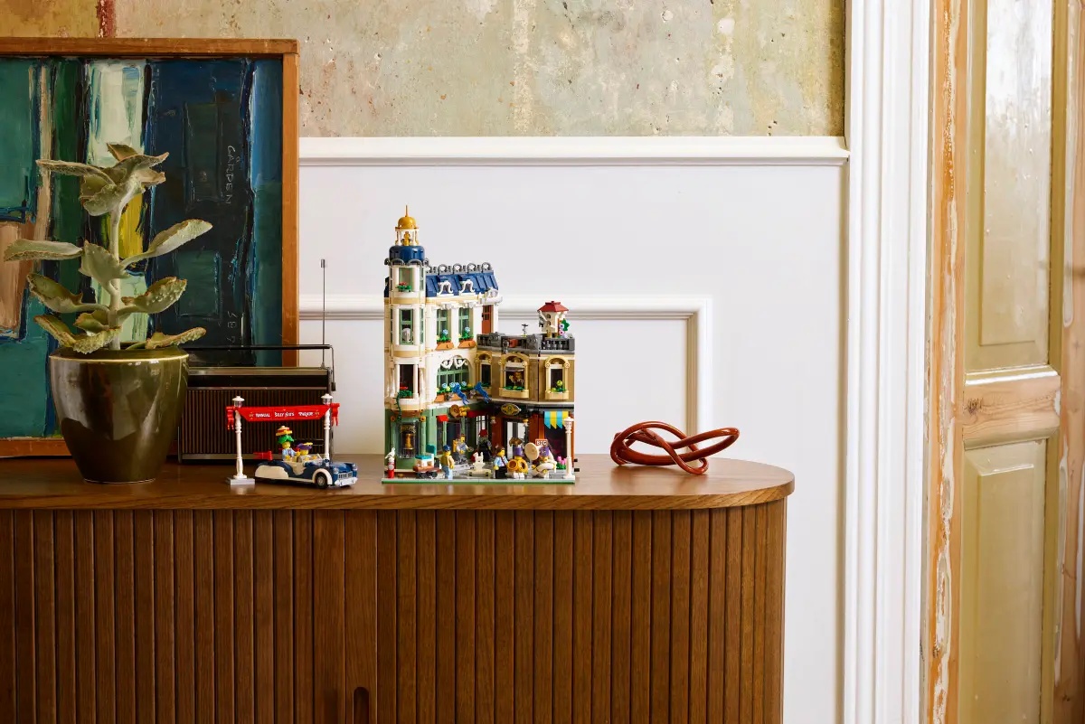 L'auto da parata insieme a Via dello Shopping