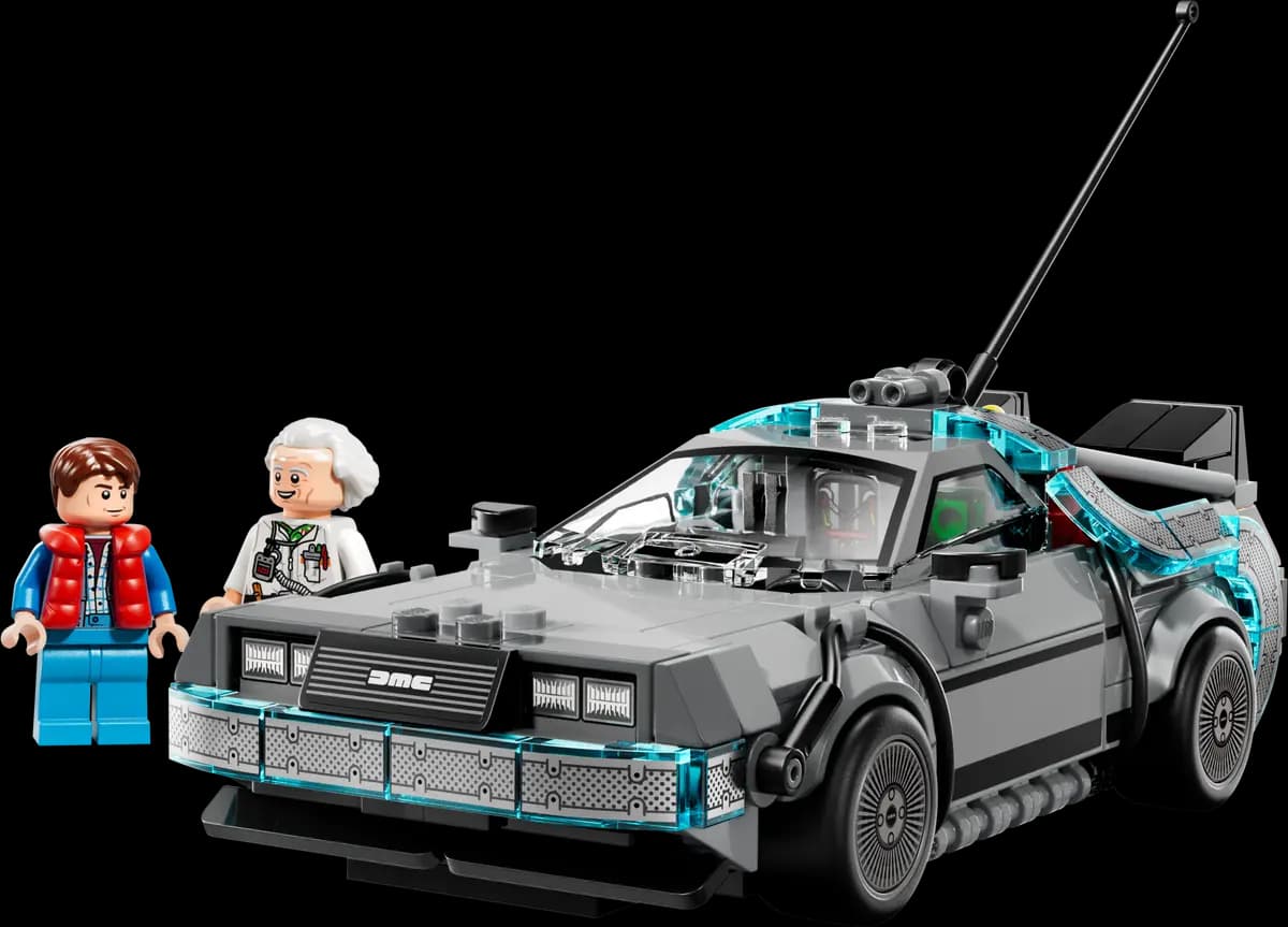 La DeLorean versione 1985 con l'antenna del parafulmine, Doc Brown e Marty McFly