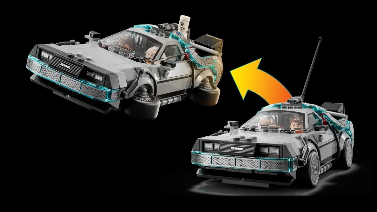 Le due versioni della DeLorean: volante con Mr. Fusion dal 2015 e classica con antenna dal 1985