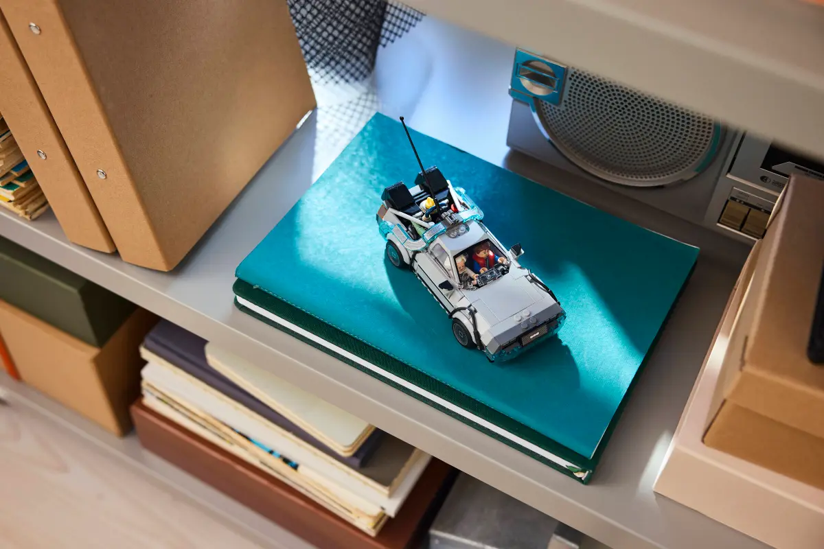 La DeLorean esposta su una libreria accanto a un boombox vintage