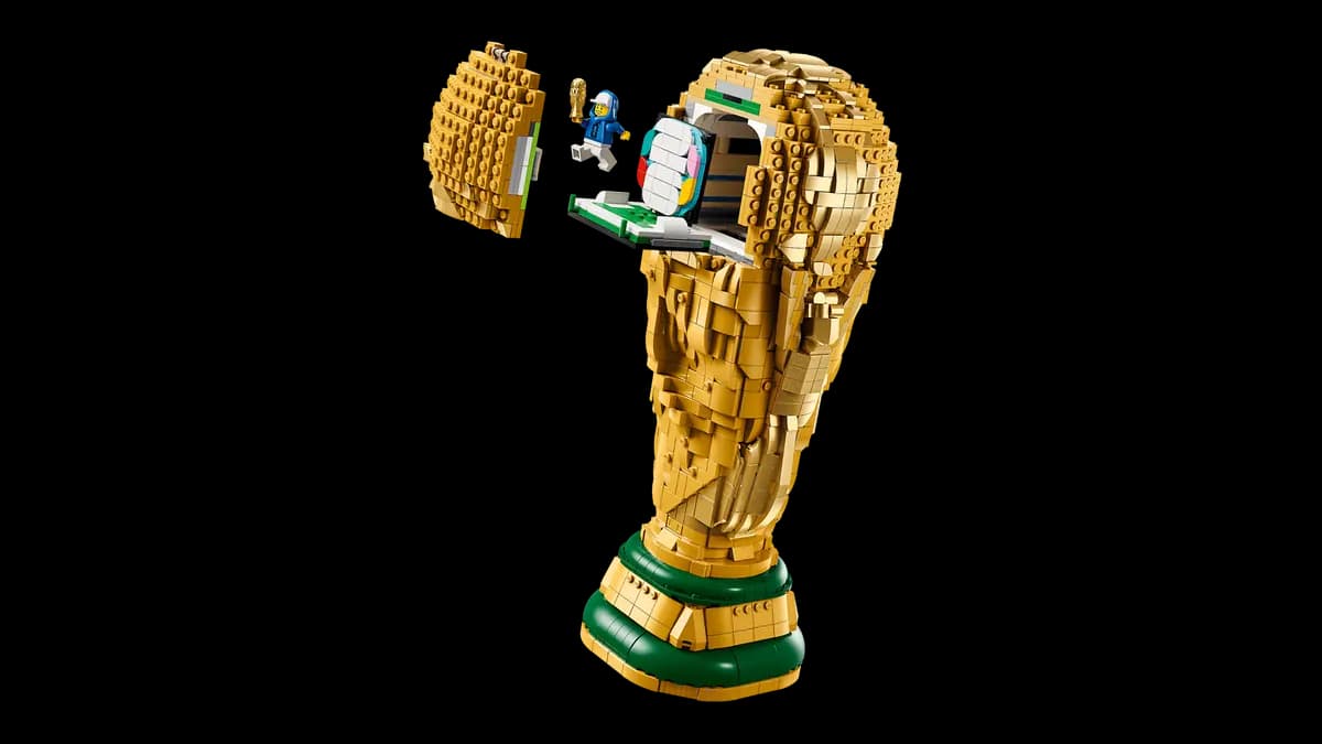 Il trofeo FIFA World Cup aperto con la scena nascosta e la minifigure esclusiva