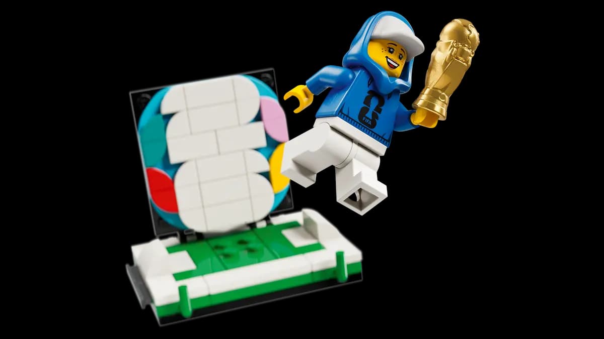 La minifigure esclusiva con il mini-trofeo dorato e il campo da calcio LEGO