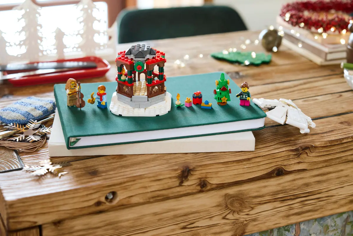 La scena completa del Winter Gazebo con regali, albero di Natale e minifigure