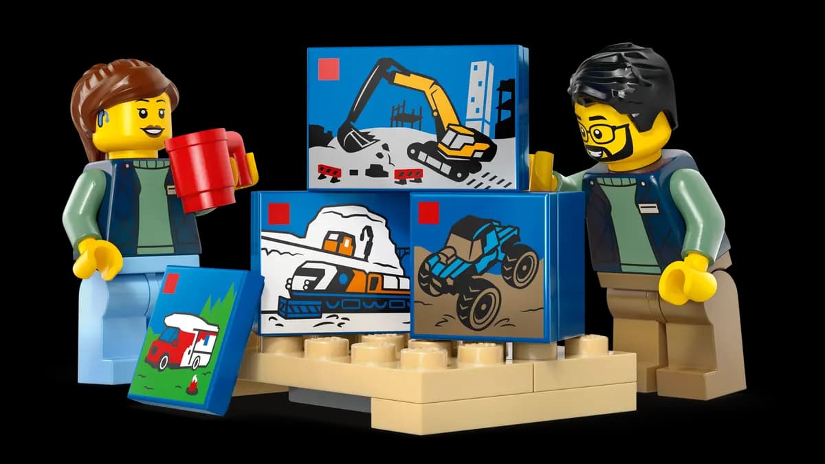 Dettaglio delle tessere stampate con escavatore, monster truck, camper e treno