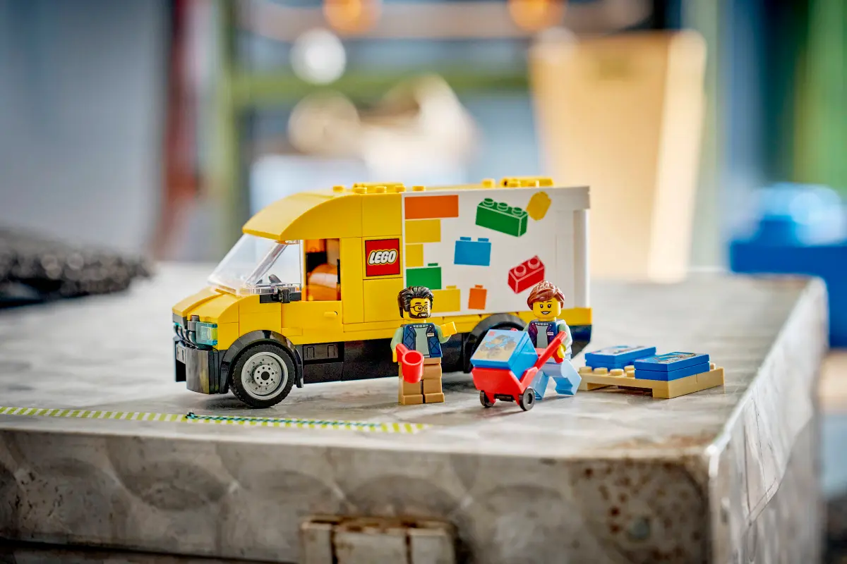 The LEGO Van esposto in ambientazione realistica