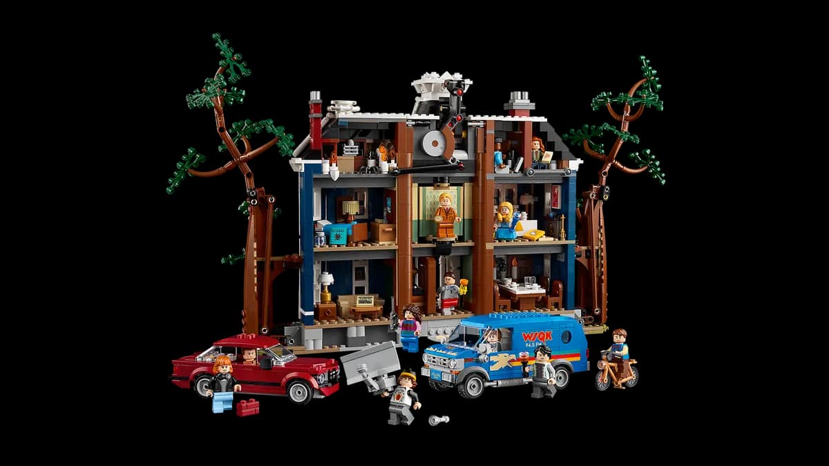 La casa aperta sul retro mostra tutte le stanze arredate su tre piani con i personaggi in azione