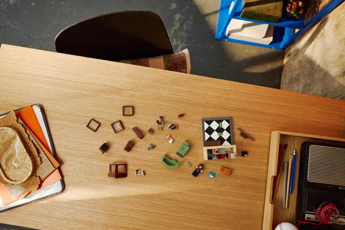 Vista dall'alto della costruzione con tutti i pezzi e le minifigure